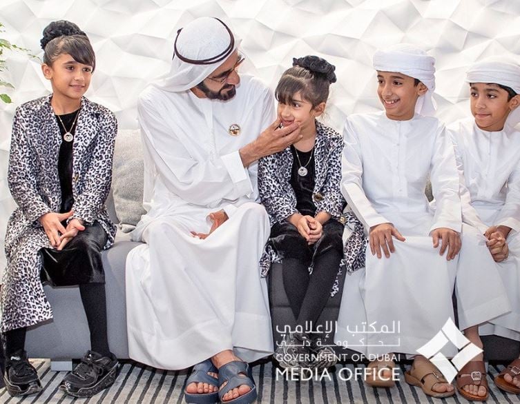 حاكم دبى يلتقى أسرة اختارت التعليم المنزلى لأبنائها بعد تدشين مختبر التشريعات (3)