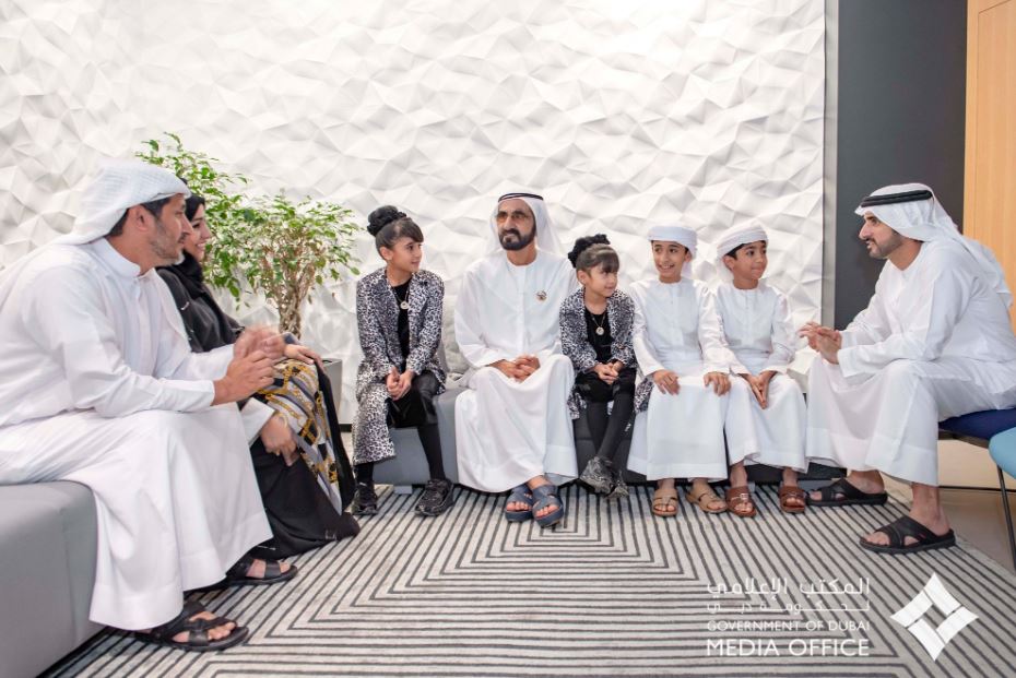 حاكم دبى يلتقى أسرة اختارت التعليم المنزلى لأبنائها بعد تدشين مختبر التشريعات (1)
