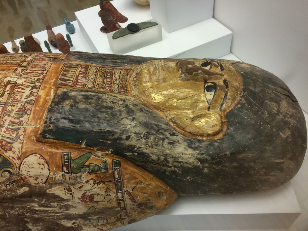 غطاء تابوت خشبي يرجع لعصر البطالمة في المتحف- سمر سمير- اليوم السابع