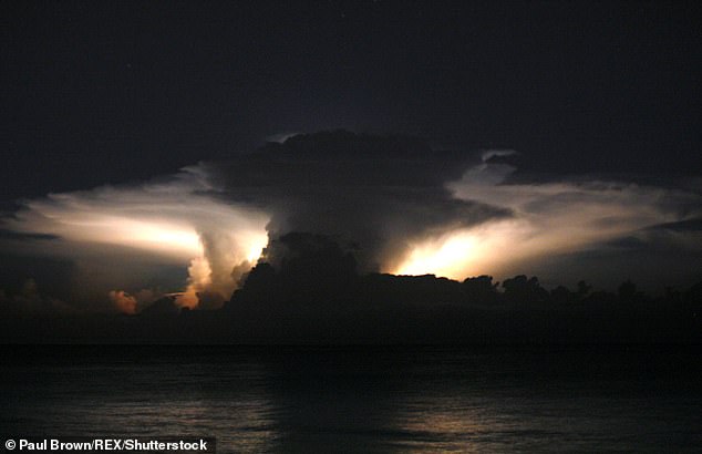 برق ورعد وعاصفة فى ولاية فلوريدا الامريكية بالقرب من شاطىء ميامى