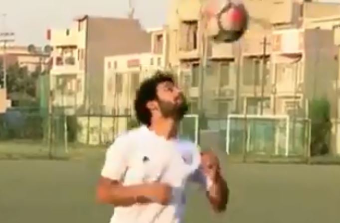 شبيه محمد صلاح يلعب كرة القدم
