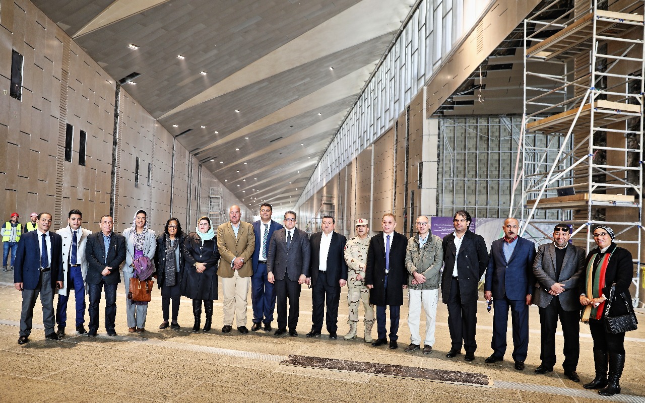 وزير الآثار يصطحب أعضاء لجنة الثقافة والإعلام والآثار بمجلس النواب فى المتحف الكبير (1)