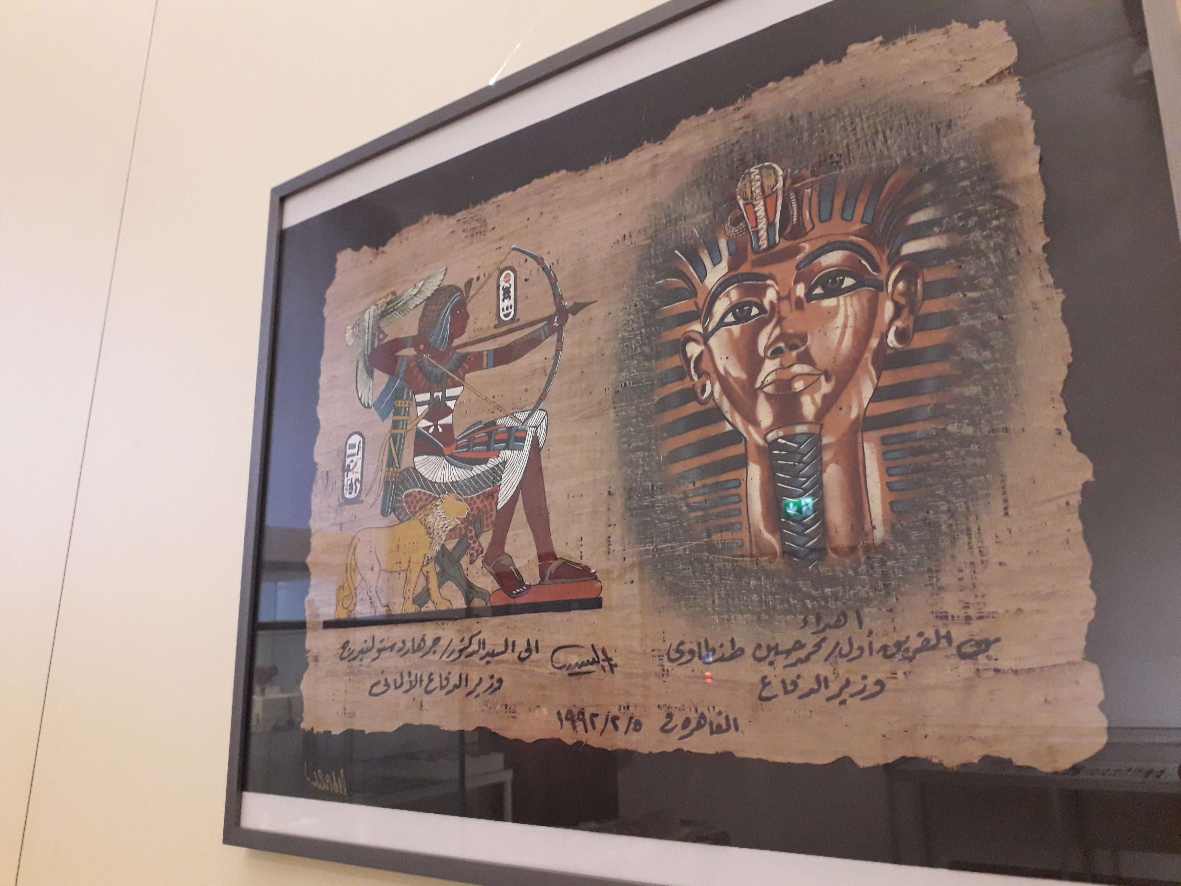 تذكار مهداه من المشيرطنطاوي إلى وزير الدفاع الألماني السابق- سمر سمير- اليوم السابع تذكار مهداه من المشيرطنطاوي إلى وزير الدفاع الألماني السابق- سمر سمير- اليوم السابع