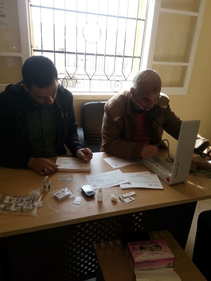 اهالى وسط سيناء يقبلون على الفحص فى حملة 100 مليون صحة  (3)