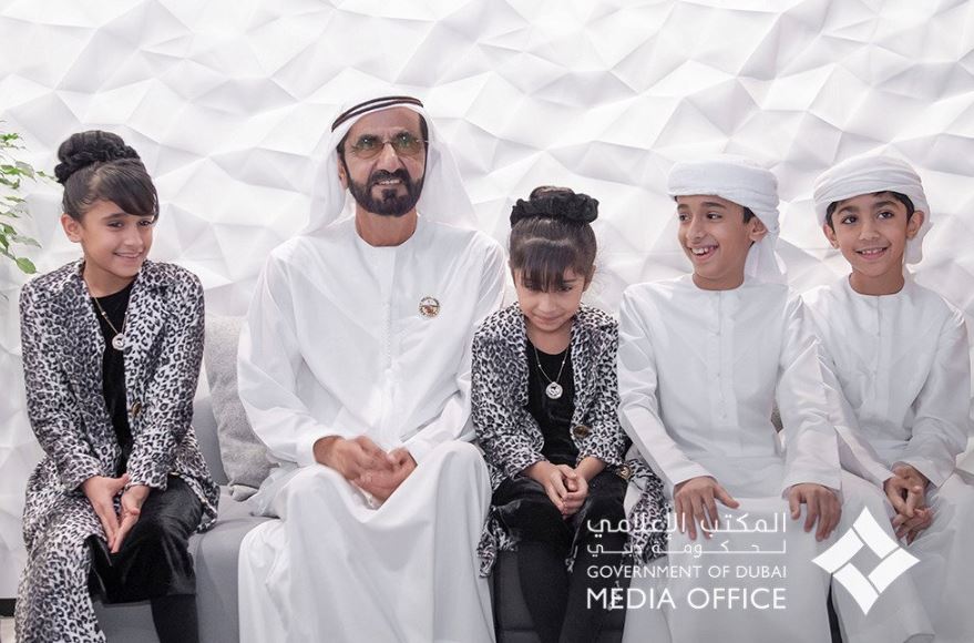 حاكم دبى يلتقى أسرة اختارت التعليم المنزلى لأبنائها بعد تدشين مختبر التشريعات (2)
