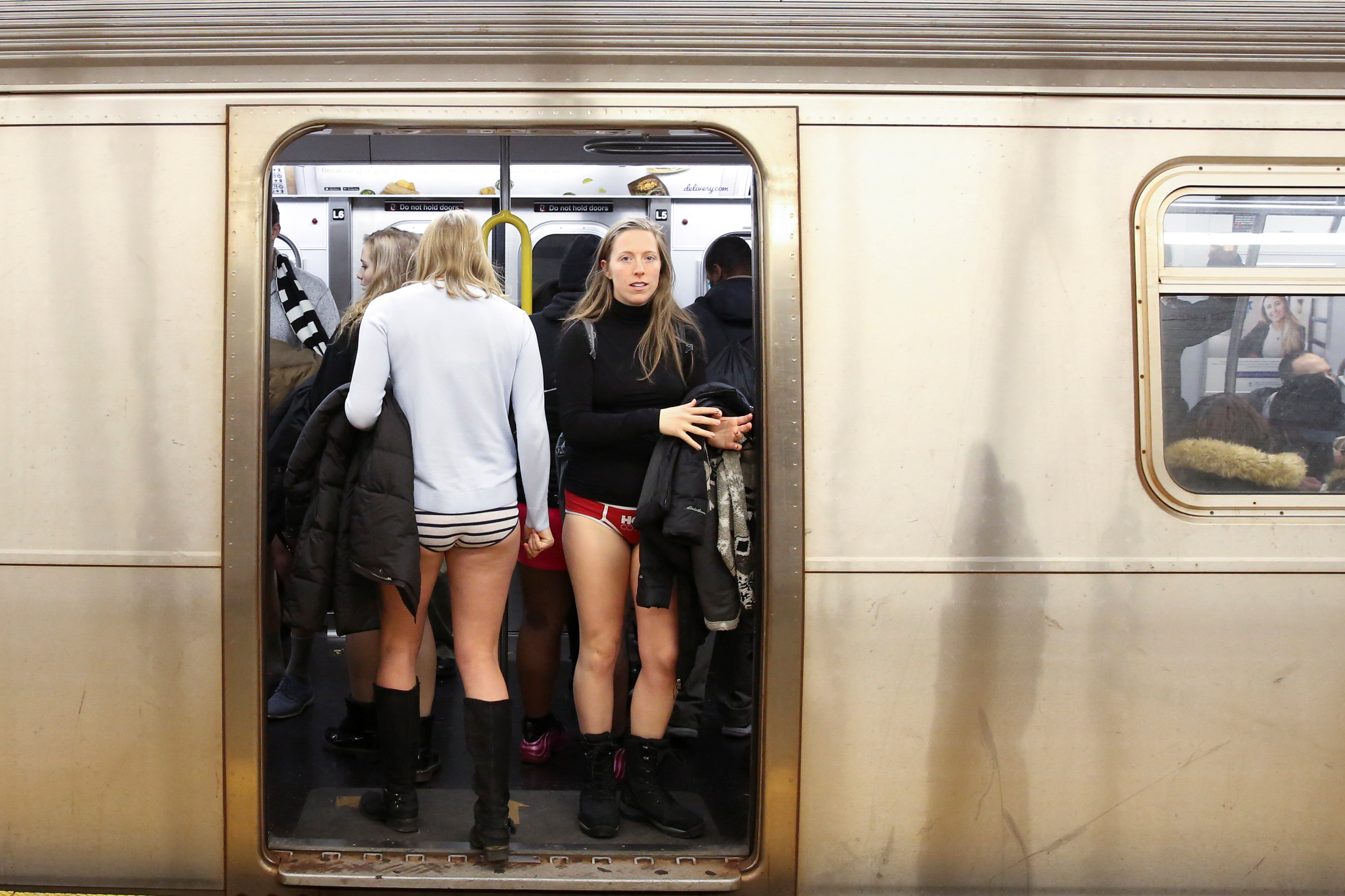 ركاب مترو نيويورك يحتفلون باليوم العالمى لخلع السروال رغم البرد (1)