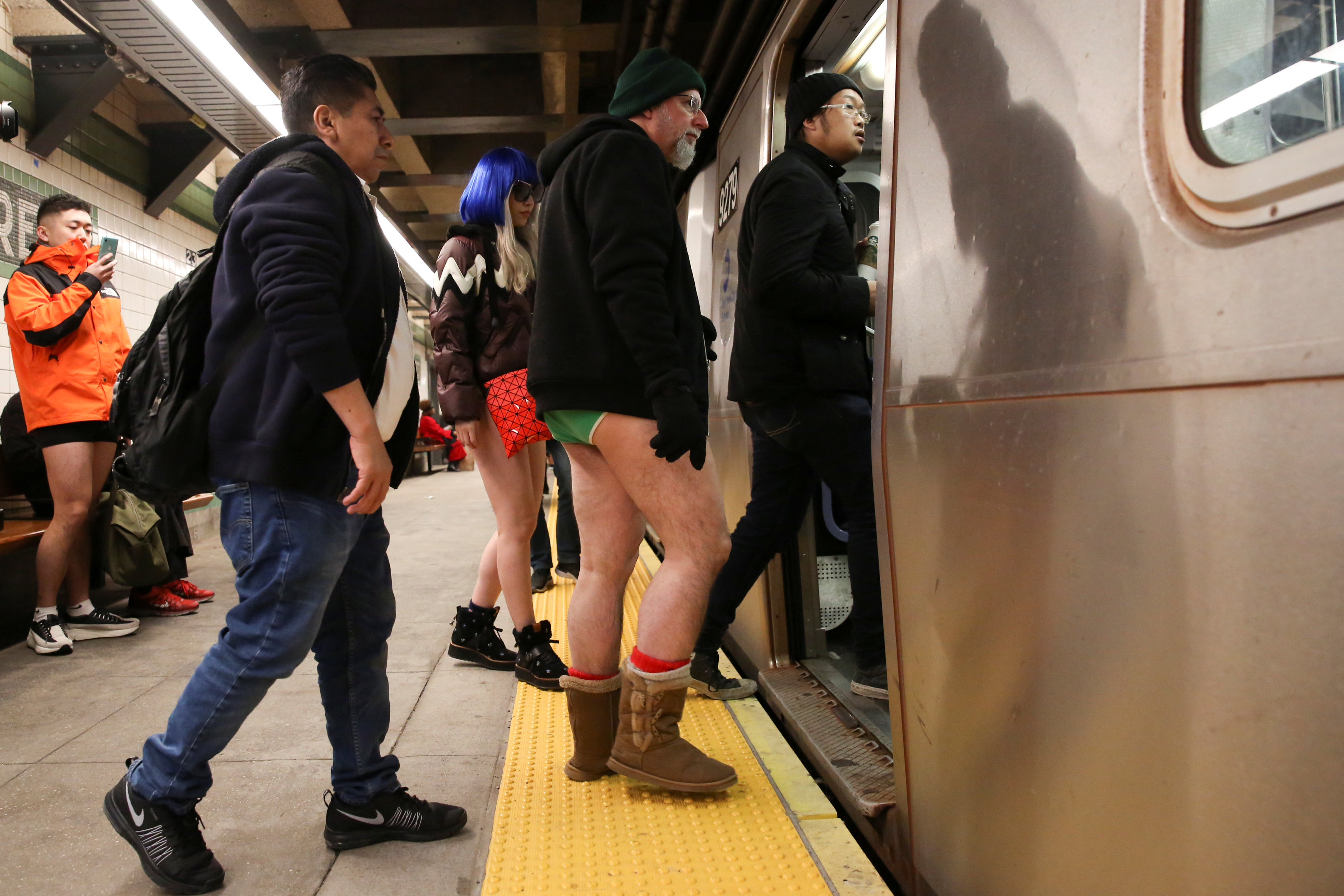 ركاب مترو نيويورك يحتفلون باليوم العالمى لخلع السروال رغم البرد (8)