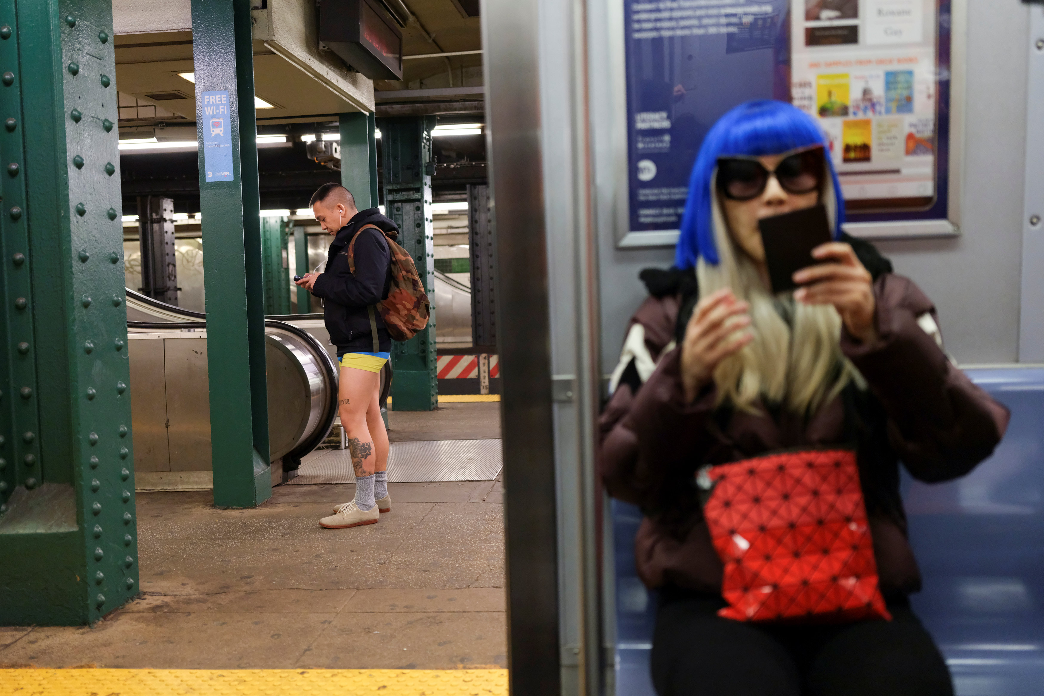 ركاب مترو نيويورك يحتفلون باليوم العالمى لخلع السروال رغم البرد (3)