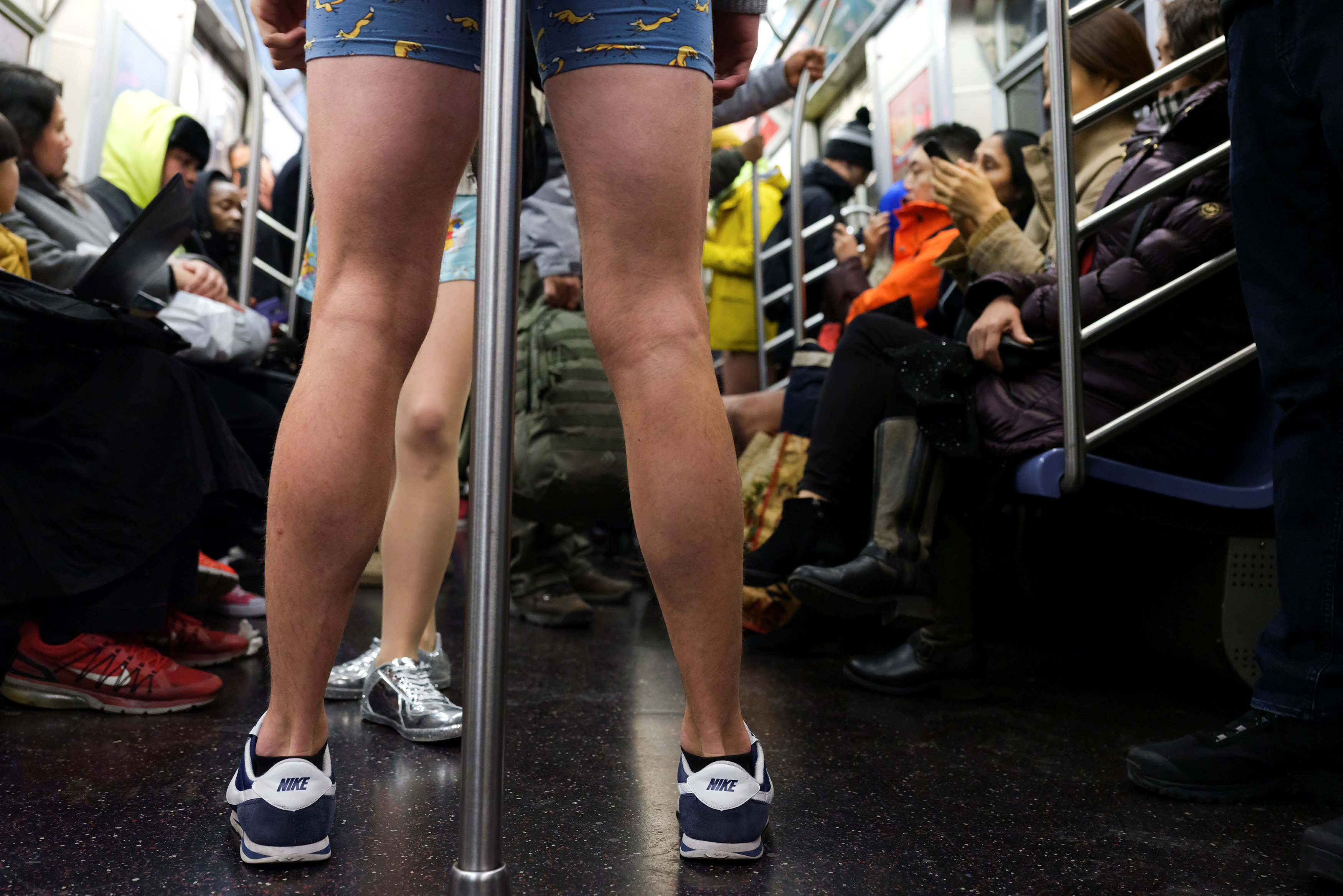 ركاب مترو نيويورك يحتفلون باليوم العالمى لخلع السروال رغم البرد (6)