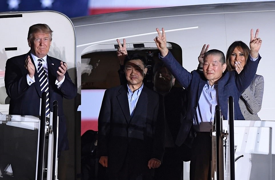 ترامب وزوجته حرصا على استقبال السجناء الأمريكيين بعد عودتهم من كوريا الشمالية