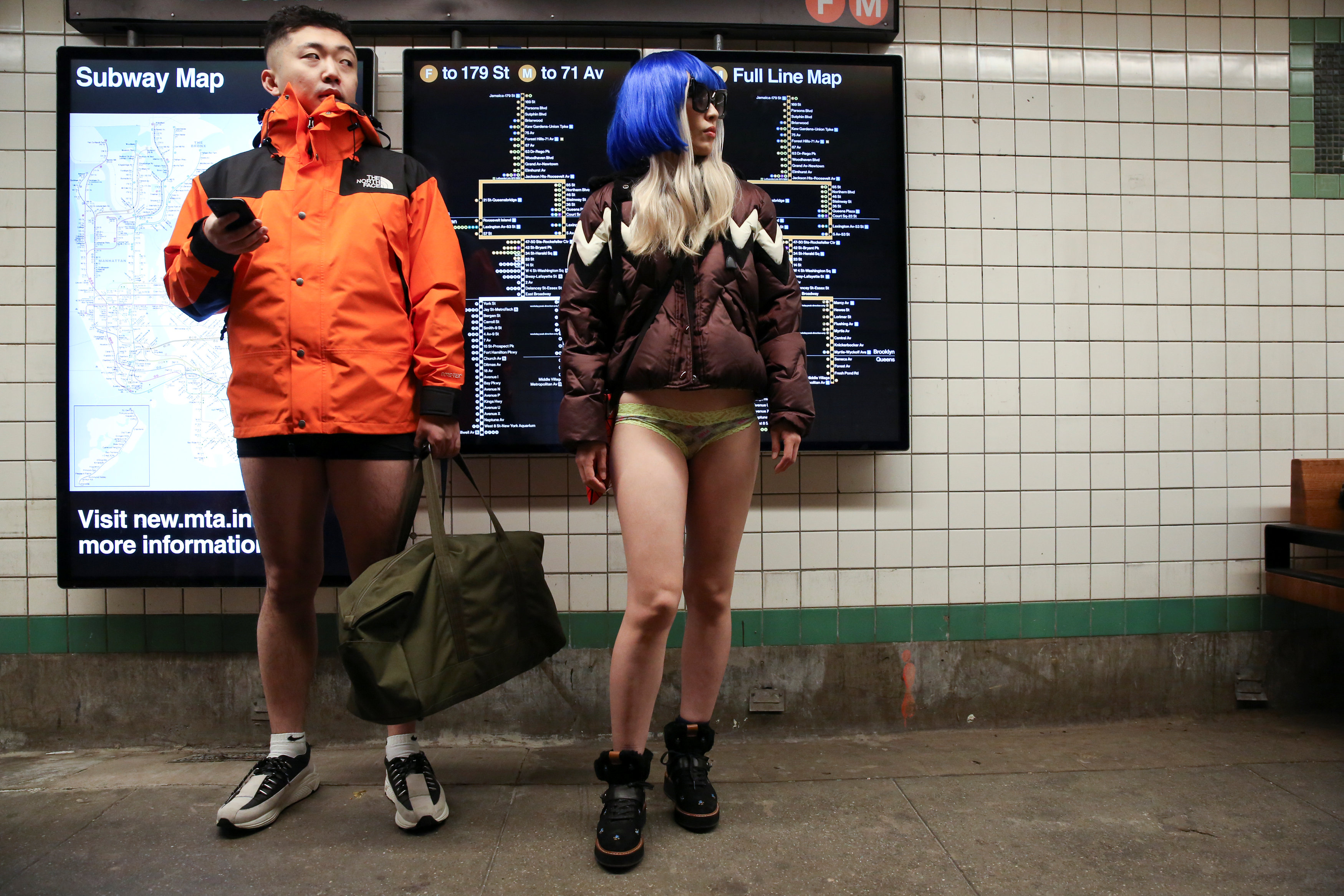 ركاب مترو نيويورك يحتفلون باليوم العالمى لخلع السروال رغم البرد (9)