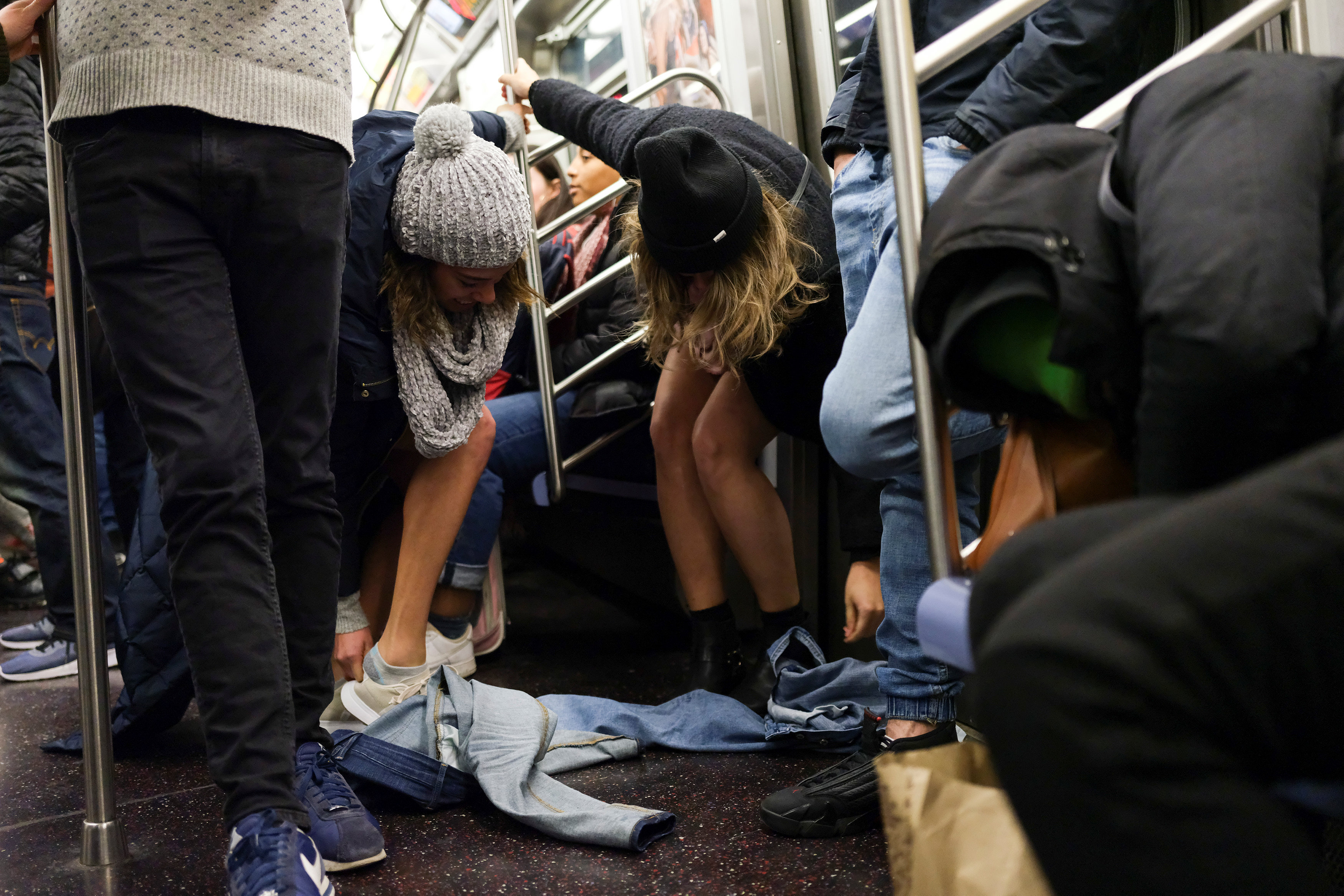 ركاب مترو نيويورك يحتفلون باليوم العالمى لخلع السروال رغم البرد (5)