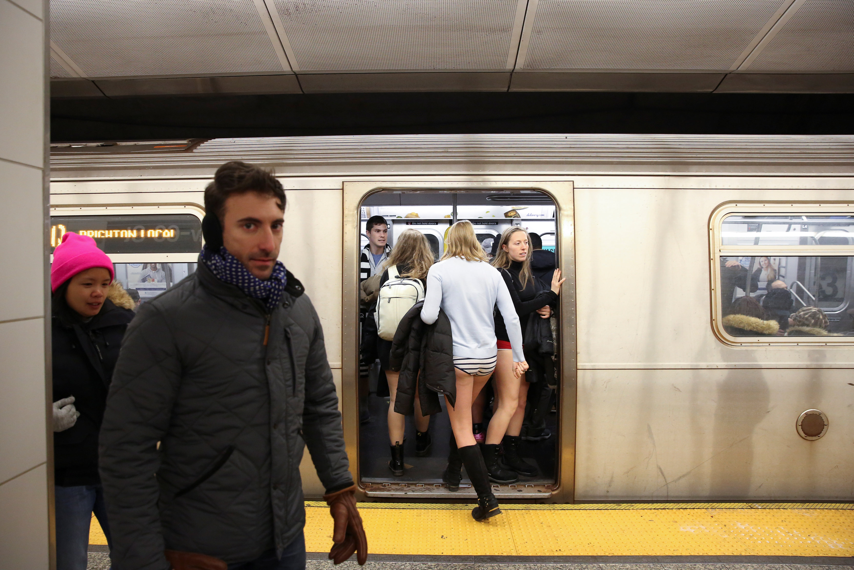 ركاب مترو نيويورك يحتفلون باليوم العالمى لخلع السروال رغم البرد (11)