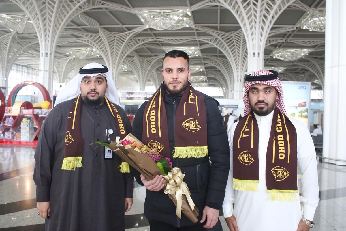 أحمد جمعة يصل السعودية (2)