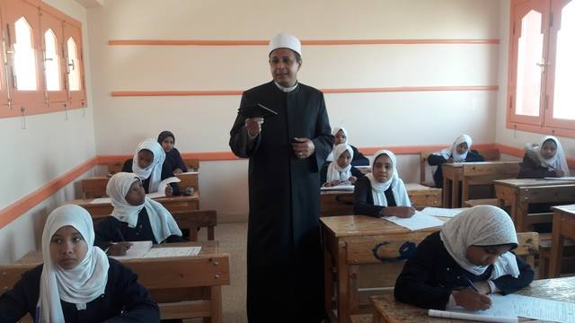 رئيس منطقة الأقصر الأزهرية يتفقد لجان امتحانات النقل الإعدادي والثانوي (3)