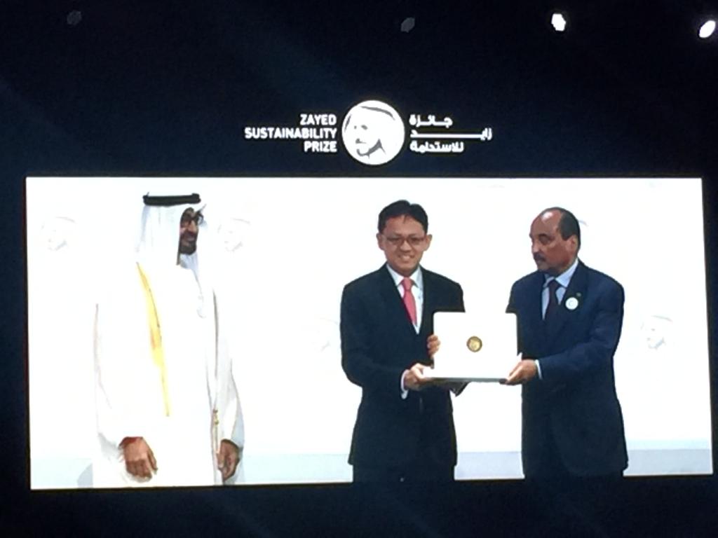محمد بن زايد يكرم الفائزين بجائزة زايد للتنمية المستدامة (6)