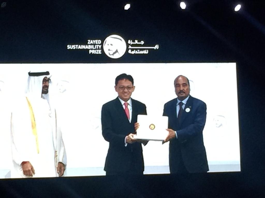 محمد بن زايد يكرم الفائزين بجائزة زايد للتنمية المستدامة (7)