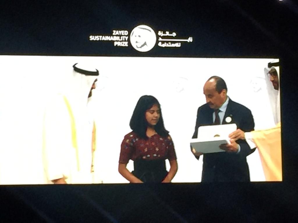محمد بن زايد يكرم الفائزين بجائزة زايد للتنمية المستدامة (8)