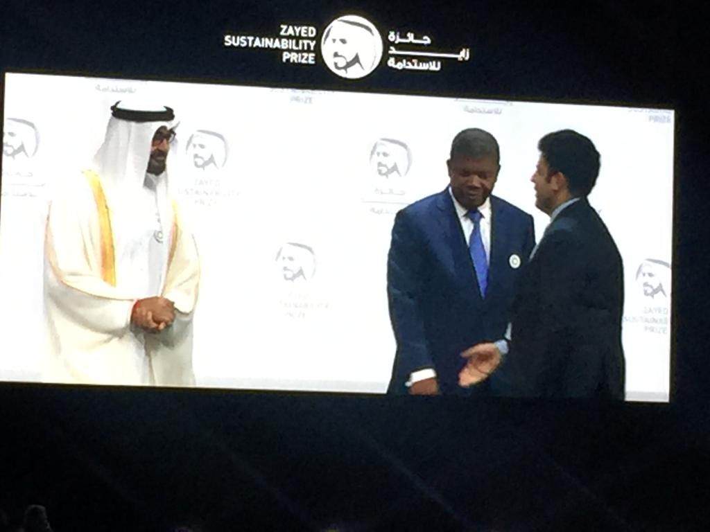 محمد بن زايد يكرم الفائزين بجائزة زايد للتنمية المستدامة (4)