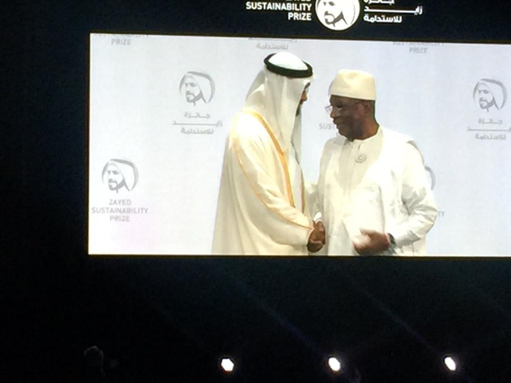 محمد بن زايد يكرم الفائزين بجائزة زايد للتنمية المستدامة (13)