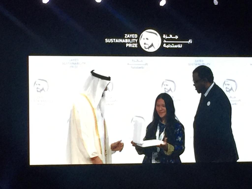 محمد بن زايد يكرم الفائزين بجائزة زايد للتنمية المستدامة (15)