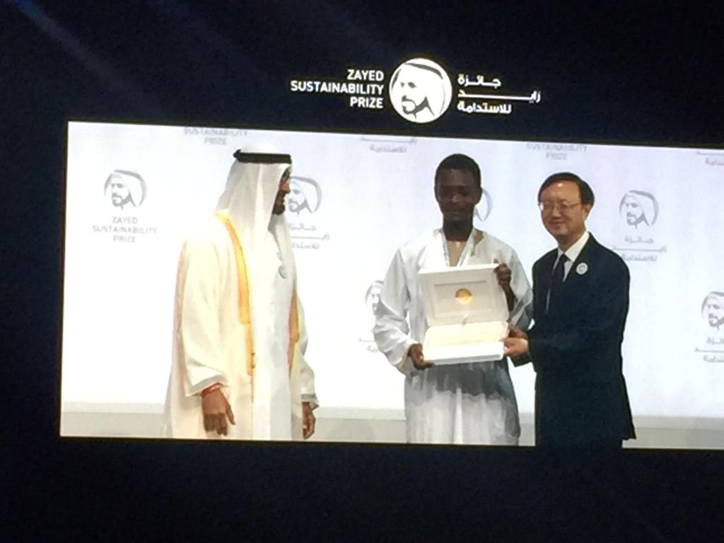 محمد بن زايد يكرم الفائزين بجائزة زايد للتنمية المستدامة (10)