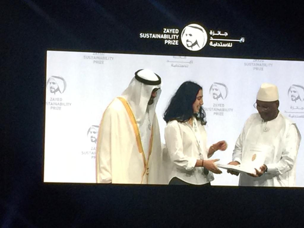 محمد بن زايد يكرم الفائزين بجائزة زايد للتنمية المستدامة (11)