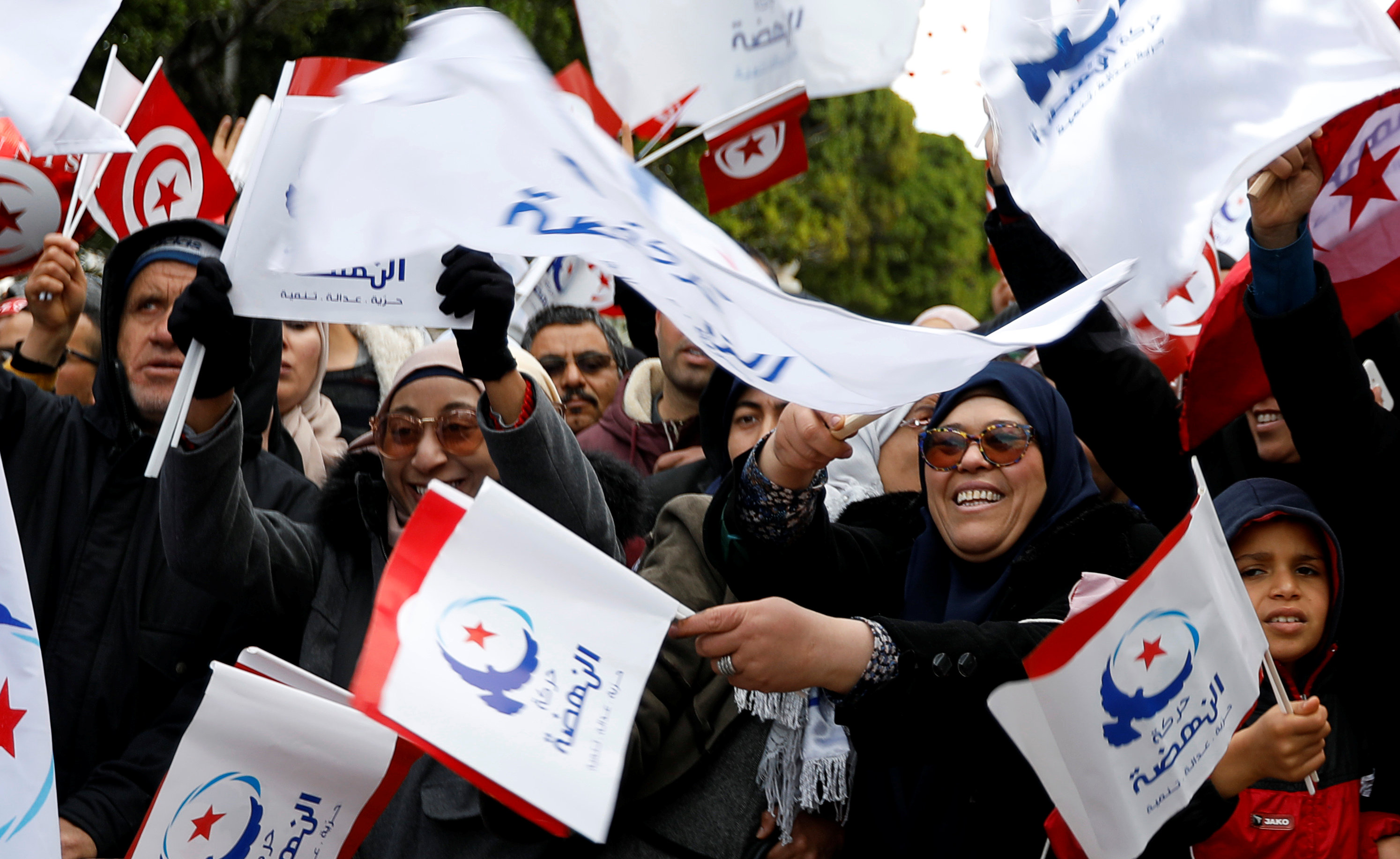 تونسيات يرفعن أعلام النهضة
