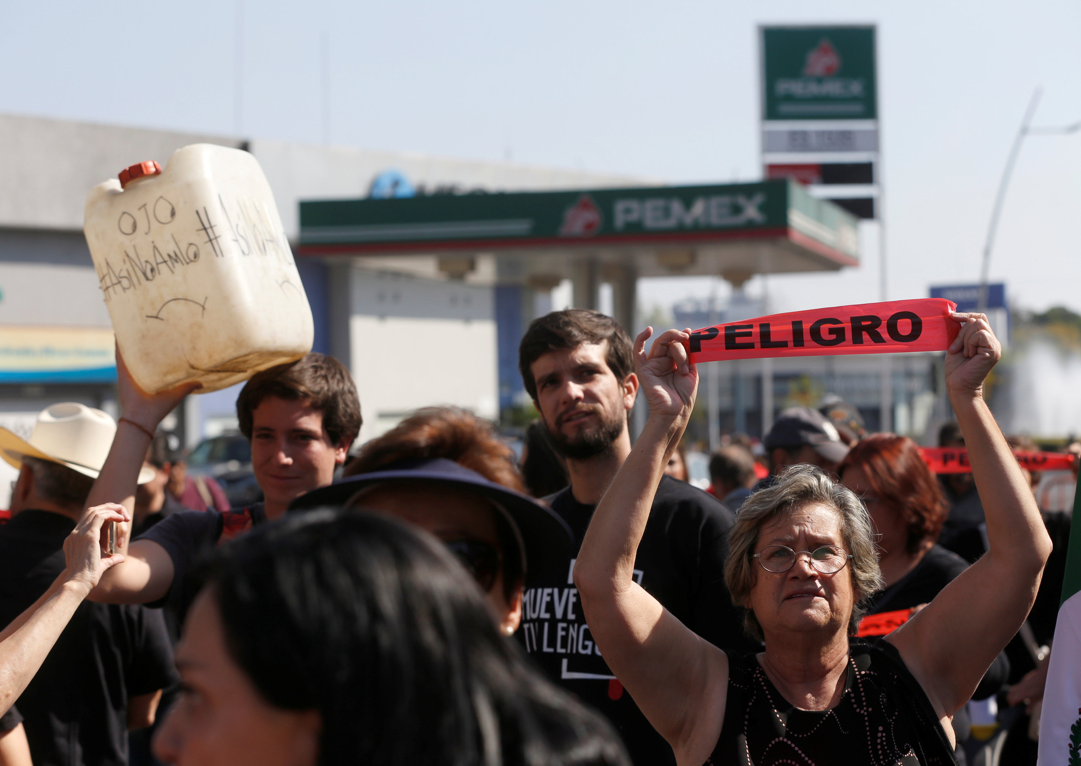 متظاهرون بأحد ميادين العاصمة المكسيكية