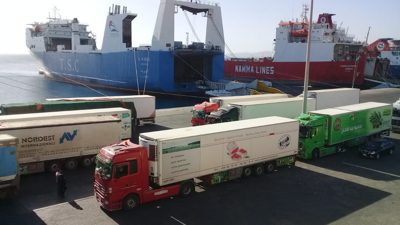 تداول شاحنات البضائع بميناء سفاجا (1)