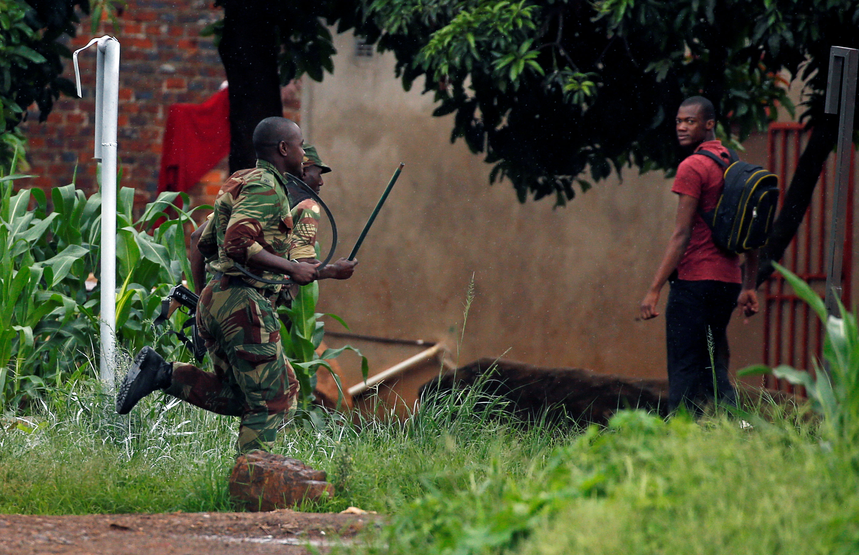 رجال الأمن فى زيمبابوى