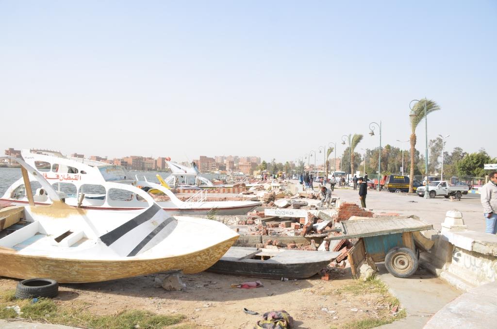 إزالة التعديات على طريق عمارة السياحى وبحيرة الصيادين فى الإسماعيلية (10)