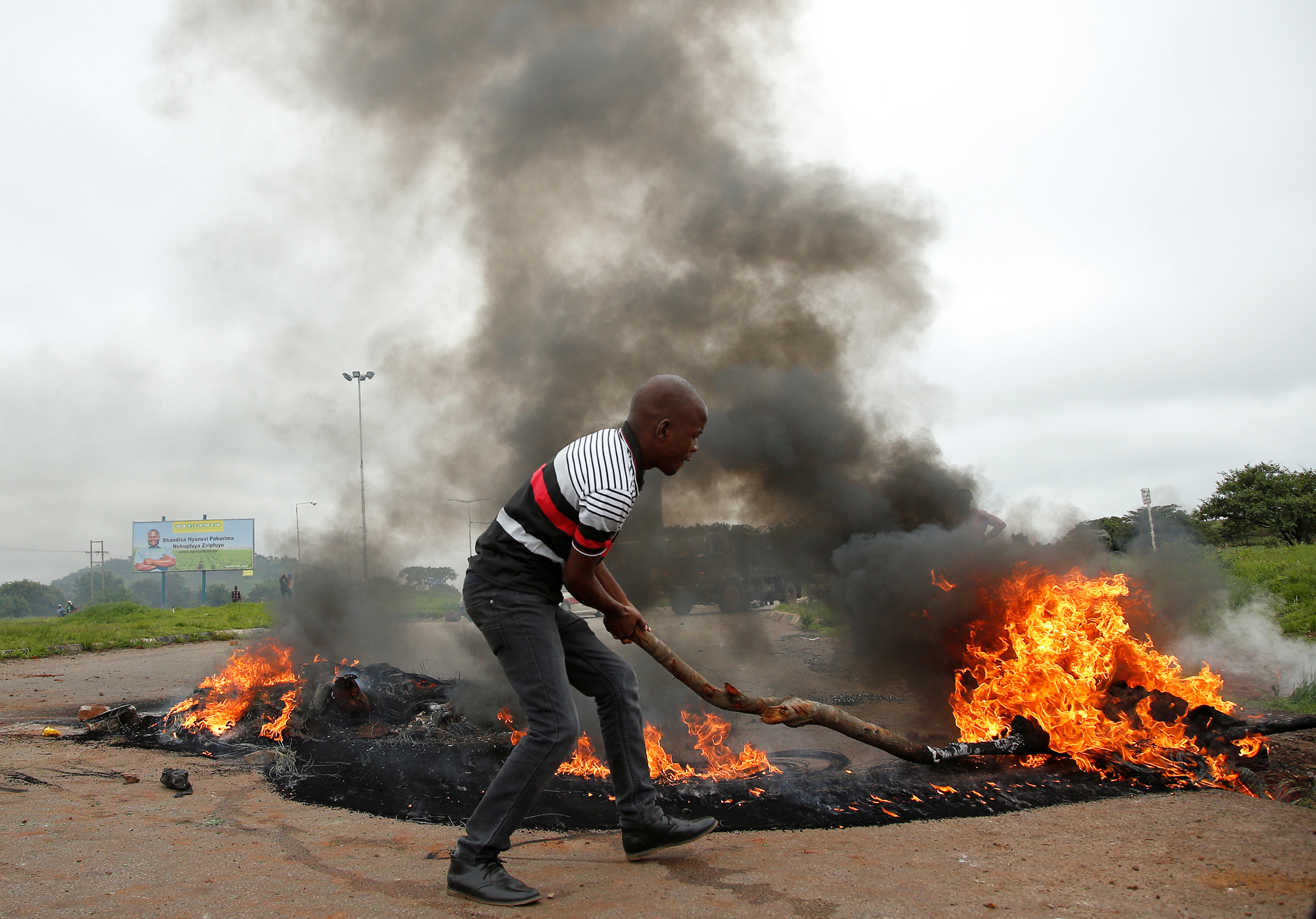 المتظاهرون أشعلوا النيران فى الشوارع احتجاجا على قرارات اقتصادية