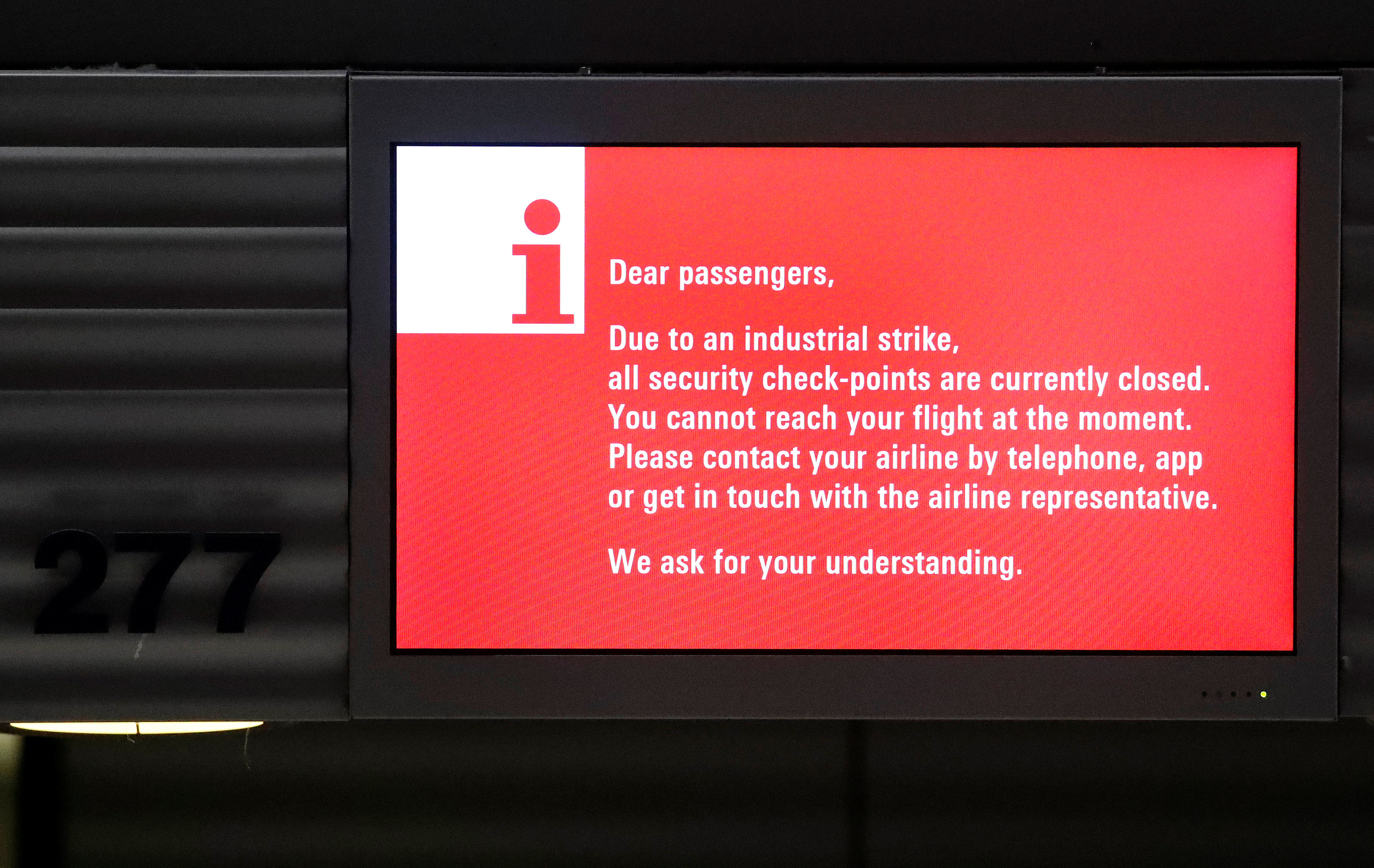 لافتة تعلن إغلاق كافة بوابات التفتيش بالمطار