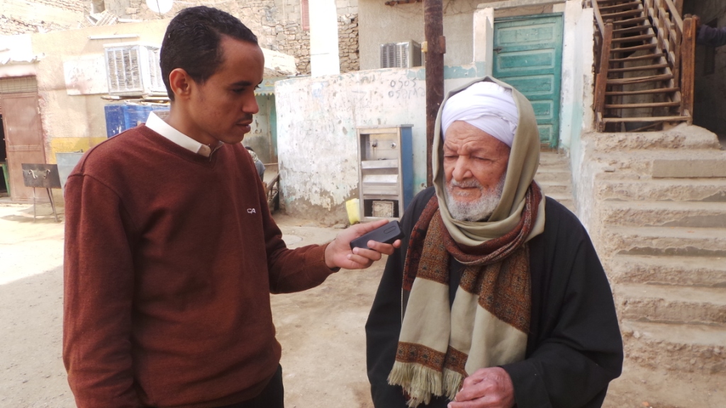 صحفى اليوم السابع مع الحاج مطاوع أحد بناة السد