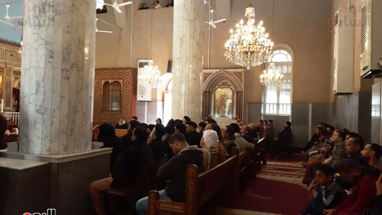 الاقباط يلقون نظرة الوداع علي جثمان القمص باخوميوس وكيل الدير المحرق بأسيوط (8)