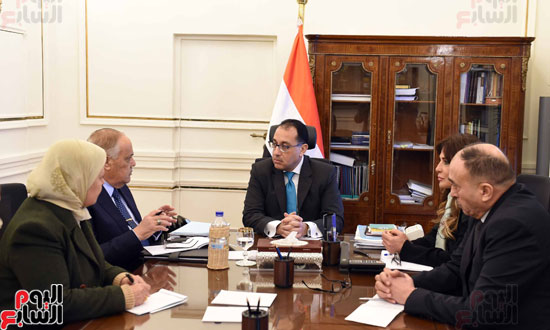 رئيس الوزراء يلتقى رئيس العربية للتصنيع (2)