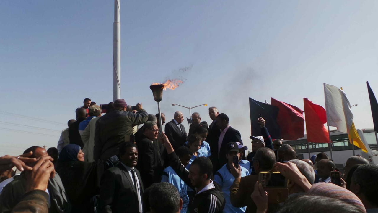 محافظ أسوان يوقد شعلة الاحتفال بمرور الذكرى 48 لافتتاح السد العالي  (5)