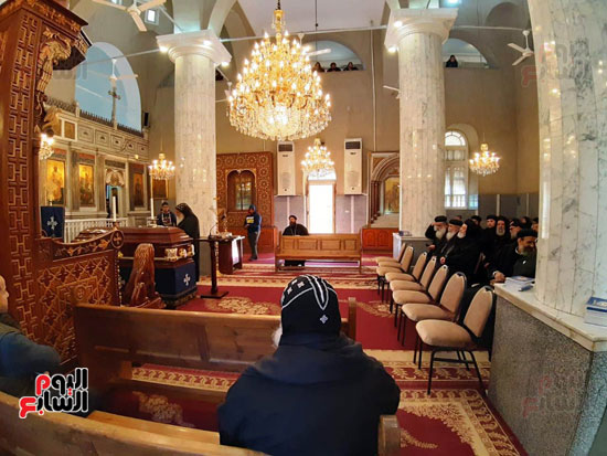 الاقباط يلقون نظرة الوداع علي جثمان القمص باخوميوس وكيل الدير المحرق بأسيوط (1)