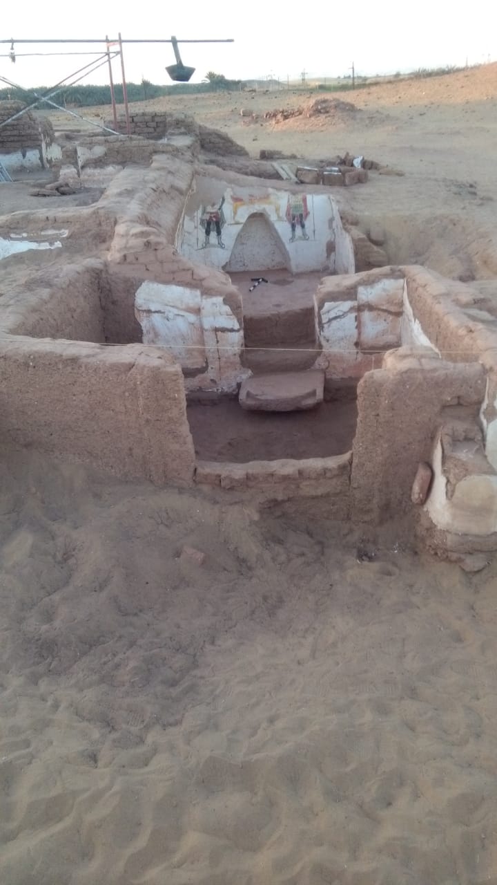 الكشف عن مقبرتين أثريتين فى منطقة آثار بئر الشغالة  (7)