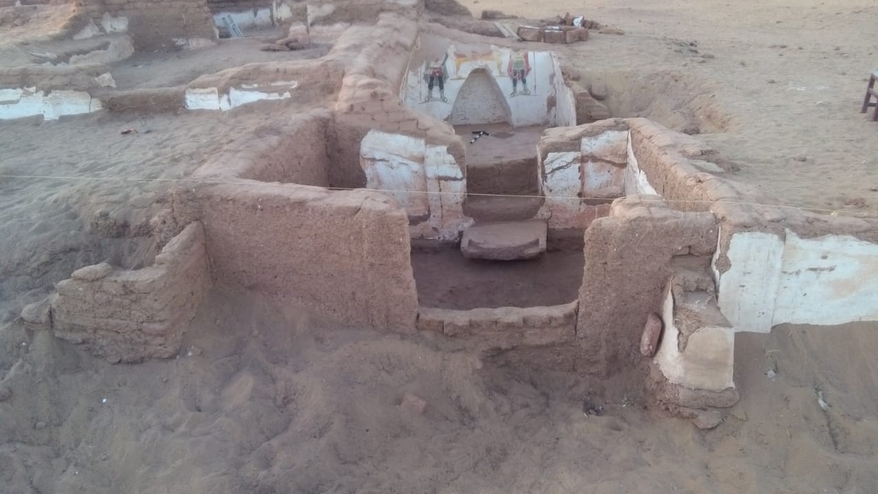 الكشف عن مقبرتين أثريتين فى منطقة آثار بئر الشغالة  (2)