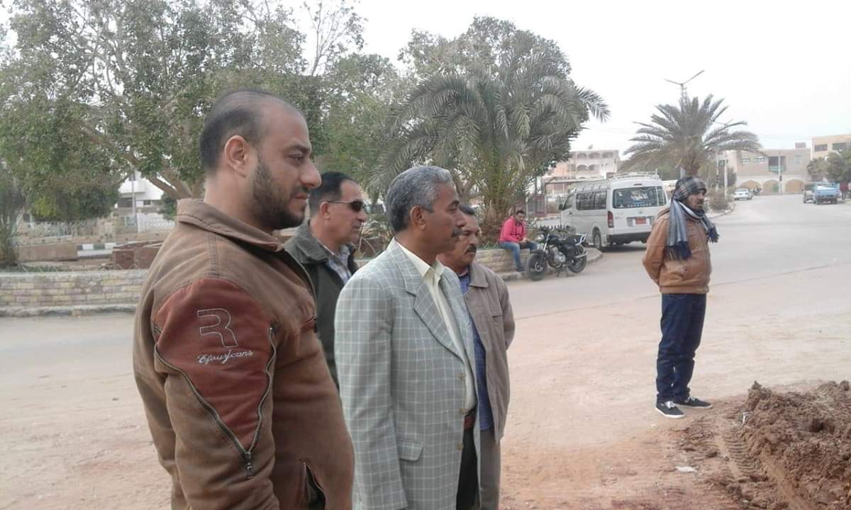 رئيس مركز الداخلة يقود حملة نظافة وقص وتقليم الأشجار بمدينة موط (6)