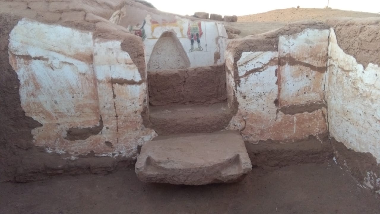 الكشف عن مقبرتين أثريتين فى منطقة آثار بئر الشغالة  (5)
