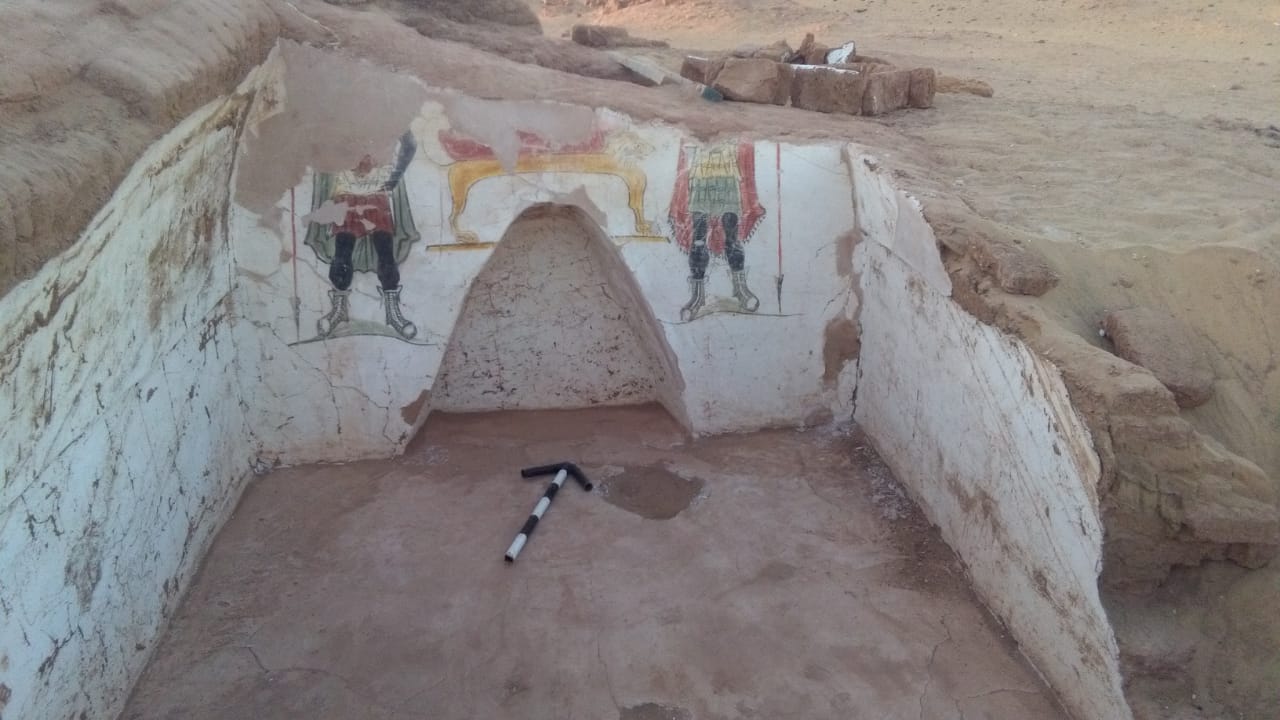 الكشف عن مقبرتين أثريتين فى منطقة آثار بئر الشغالة  (6)