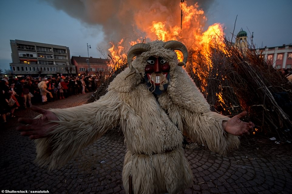 مهرجان الأقنعة المخيفة فى المجر