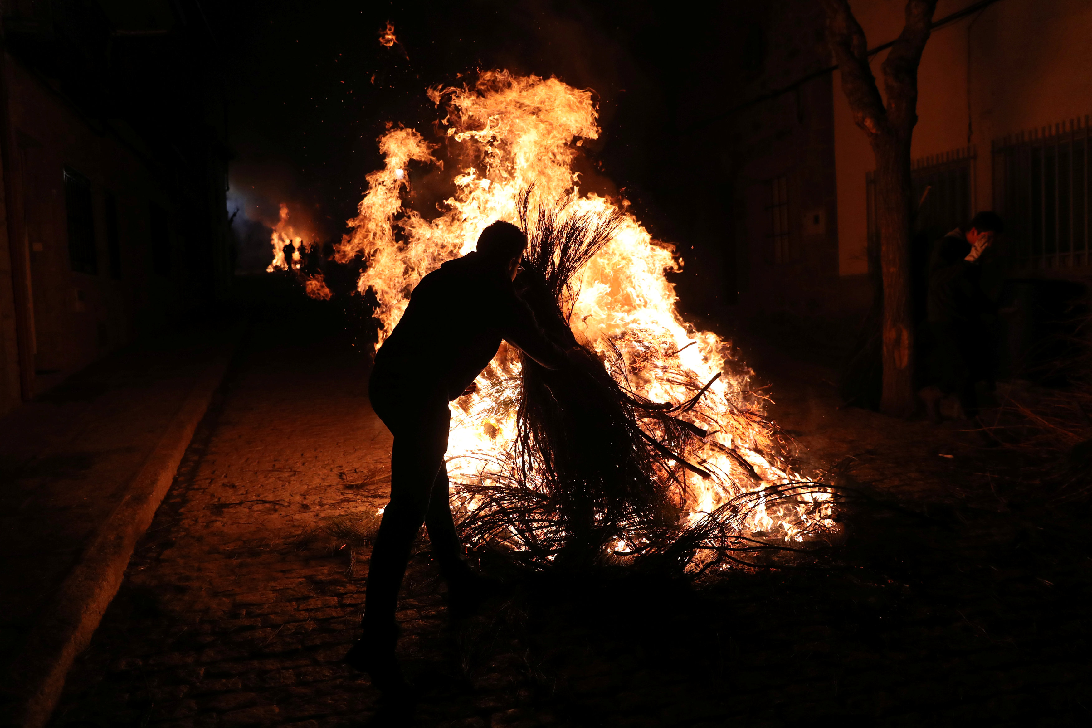 مهرجان قفز الجياد وسط النيران بإسبانيا (8)