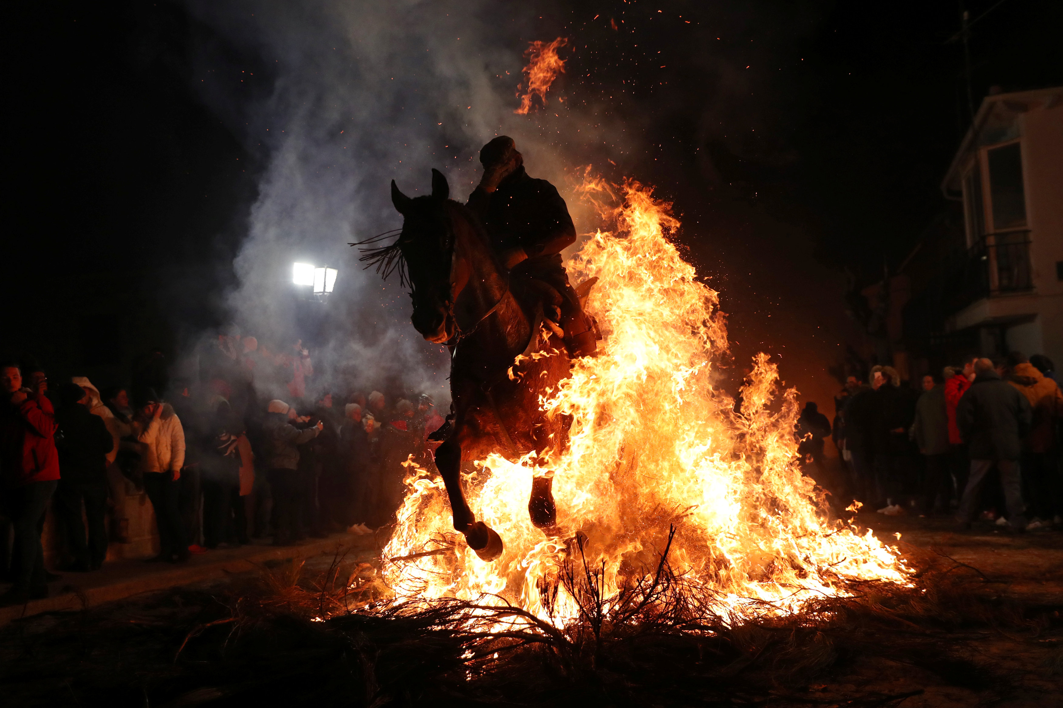 مهرجان قفز الجياد وسط النيران بإسبانيا (7)