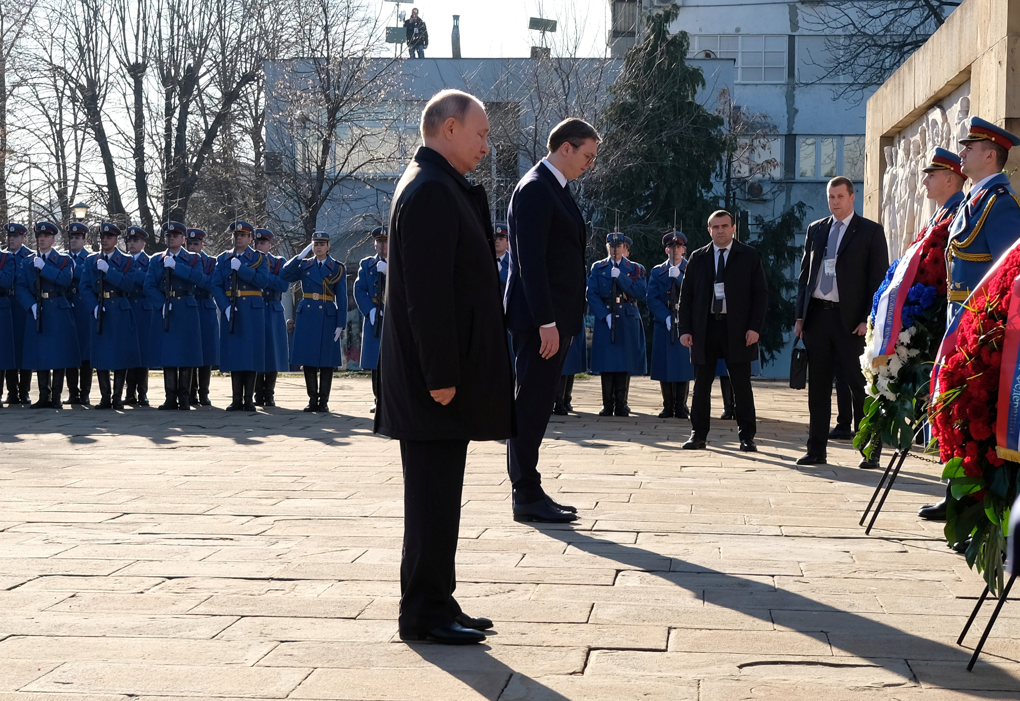 بوتين ورئيس صربيا يضعان ياقات الورود على قبر الجندى المجهول