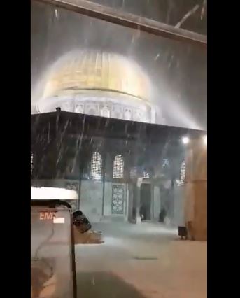 صورة آخرى توضح تساقط الثلوج والأمطار فوق  مسجد قبة الصخرة