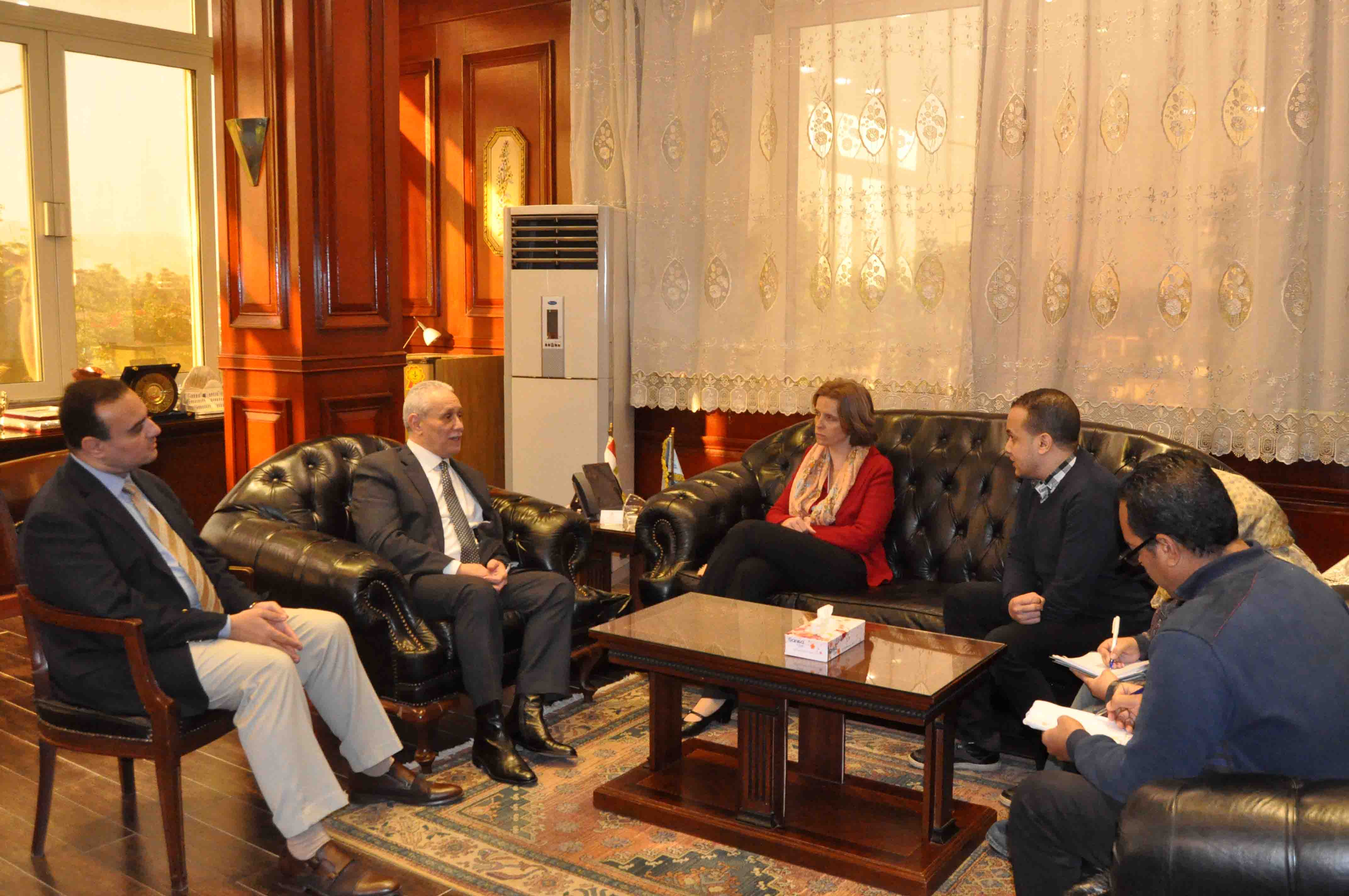 محافظ الأقصر يلتقي بسفيرة بلجيكا بالقاهرة ويبحث سبل التعاون وتنشيط السياحة بالمحافظة (2)